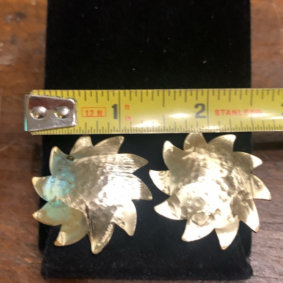 STARBURST SUN SUNFLOWER GOLDEN HAMMERED MODERNIST EARRINGS - Picture 9 of 13